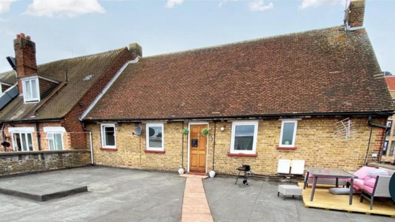4 Bedroom Close To The Harry Potter And Junction *